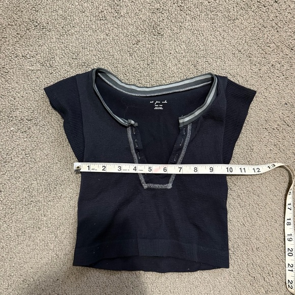 3/$20⚡️ Urban Outfitters Out From Under Short Sleeve V-Neck Crop Top Shirt - Picture 8 of 11